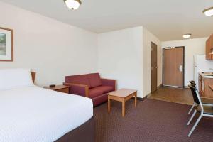 Katil atau katil-katil dalam bilik di WoodSpring Suites Tyler Rose Garden