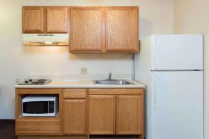 Dapur atau dapur kecil di WoodSpring Suites Tyler Rose Garden