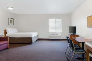 Katil atau katil-katil dalam bilik di WoodSpring Suites Tyler Rose Garden