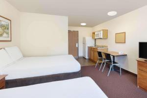 Televisyen dan/atau pusat hiburan di WoodSpring Suites Tyler Rose Garden