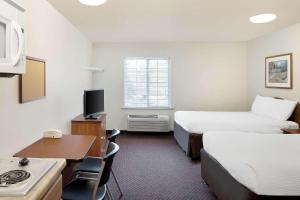 Katil atau katil-katil dalam bilik di WoodSpring Suites Tyler Rose Garden