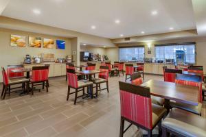 uma sala de jantar com mesas e cadeiras num restaurante em Comfort Inn & Suites North Tucson Marana em Tucson