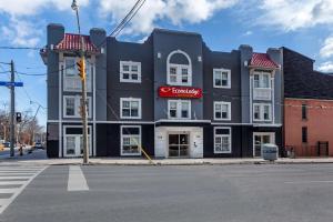 un gran edificio gris en la esquina de una calle en Econo Lodge Inn & Suites Downtown en Toronto