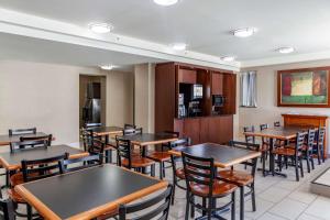 a restaurant with tables and chairs in a room at Econo Lodge Inn & Suites Downtown in Toronto