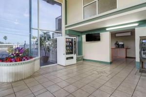 een lobby met een drankkoeler in een gebouw bij Rodeway Inn Clearwater-Largo in Clearwater