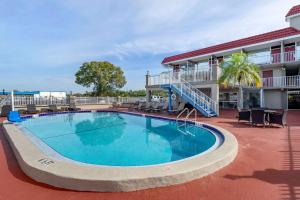Bazén v ubytování Rodeway Inn Clearwater-Largo nebo v jeho okolí