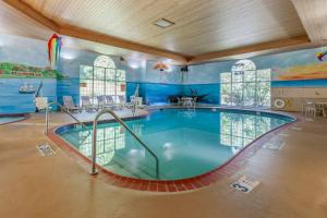 una gran piscina en una habitación grande con piscina en Comfort Suites, en Marquette