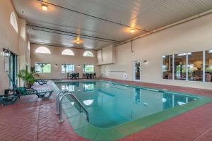 - une grande piscine dans un grand bâtiment dans l'établissement Comfort Inn Warrensburg Station, à Warrensburg