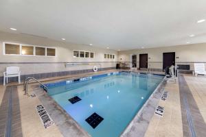 בריכת השחייה שנמצאת ב-Comfort Inn & Suites Oklahoma City West - I-40 או באזור