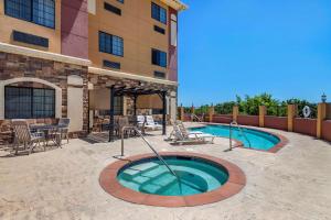 Piscina a Comfort Inn & Suites Glenpool o a prop