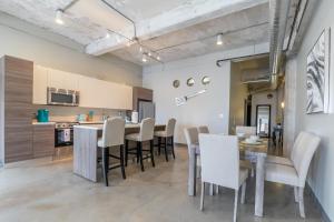 Majoituspaikan Luxury Downtown Dallas Stay by Amyfinehouse keittiö tai keittotila