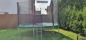 a trampoline in a yard with a net at Pokoje Gościnne Pryzmat in Władysławowo