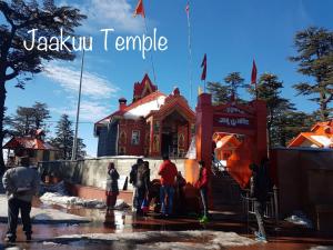 Un gruppo di persone che si trovano davanti a un tempio. di Sai Cottage Shimla a Shimla