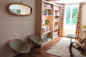 une chambre avec deux chaises et une étagère. dans l'établissement Domaine Castell de Blés, à Saint-Génis