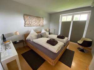 Una cama o camas en una habitación de Taranga Tagungszentrum und Hotel