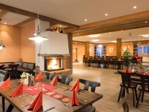 uma sala de jantar com mesas e uma lareira em Landgasthof Schwarzes Roß em Ansbach