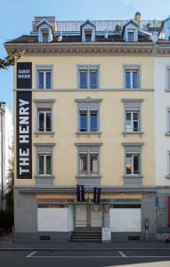 un edificio con una señal delante de él en The Henry Self Check-In Guesthouse, en Zúrich