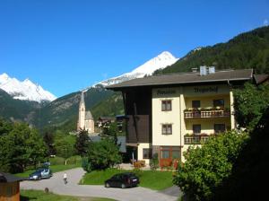 Vista generica sulle montagne o vista sulle montagne dall'interno dell'affittacamere