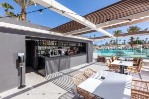 Bazén v ubytování Kumara Serenoa By Lopesan Hotels nebo v jeho okolí