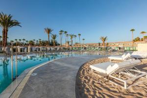 Bazén v ubytování Kumara Serenoa By Lopesan Hotels nebo v jeho okolí