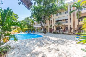 un patio con piscina frente a un edificio en Hispaniola Sol C4, en Sosúa