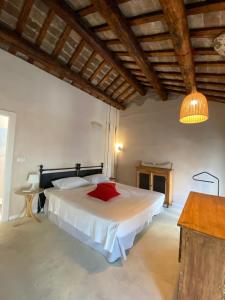 una camera con un grande letto e un soffitto in legno di InCastrum - la soffitta in centro a Ferrara