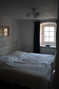 מיטה או מיטות בחדר ב-Ferienwohnung Jacobshof