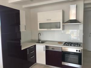 Virtuvė arba virtuvėlė apgyvendinimo įstaigoje Apartment Purple Loft