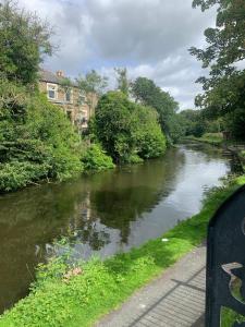 een rivier naast een weg naast een rivier bij Dane Guest House Free Parking Fast WiFi Modern Living in Burnley