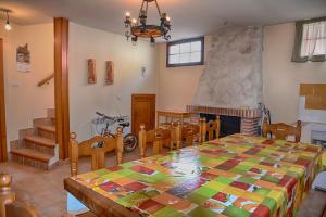 1 dormitorio con mesa, sillas y chimenea en Casa Rural La Morena, en Castroverde de Cerrato