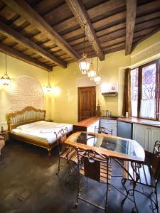 una stanza con un letto, un tavolo e delle sedie di Квартира подобово на Площі Ринок 39 сам центр Львова a Lviv