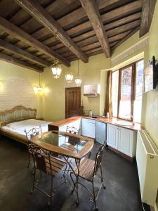 una cucina con un tavolo e sedie in una stanza di Квартира подобово на Площі Ринок 39 сам центр Львова a Lviv