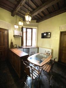 una cucina con un tavolo con sedie e un bancone di Квартира подобово на Площі Ринок 39 сам центр Львова a Lviv Altre 44 foto