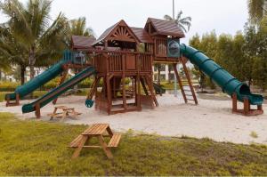 - une aire de jeux avec toboggan dans un parc dans l'établissement NOOR PLAZA BEACH FURNISHED FLATS, à Salalah