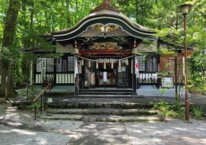 富士河口湖町にあるブルーバードホテルの公園門付き建物
