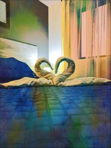 Dos serpientes formando un corazón en una habitación en Doña Francisca en Arica