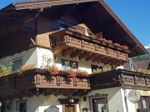 un edificio con cajas de flores y balcones en él en Hiasl Stubn, en Donnersbach