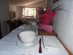 een tafel met een kom en wijnglazen erop bij JAS en Provence in Plan dʼAups