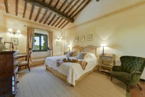 Un dormitorio con una cama, un escritorio y una silla. en La Marrana - Castello del Terriccio, en Castellina Marittima 52 fotos más