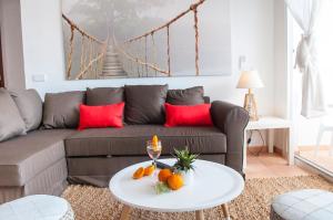 - un salon avec un canapé et une table avec des oranges dans l'établissement Apartamento Ferrera Park 505, à Cala Ferrera