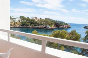 un balcon avec vue sur l'océan dans l'établissement Apartamento Ferrera Park 505, à Cala Ferrera