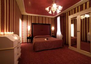 a bedroom with a bed and a mirror at Hotel Alcyone in Venice