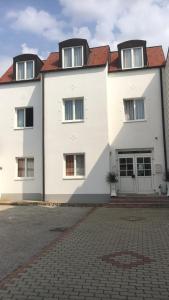 弗森多夫的住宿－Pension Claudia，白色的建筑,有红色的屋顶