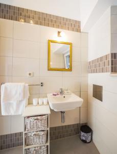La salle de bains est pourvue d'un lavabo et d'un miroir. dans l'établissement Luxury Apartment Riva with a magnificient view, à Split