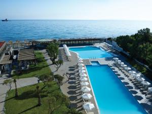 eine Luftansicht eines Resorts mit zwei Pools in der Unterkunft Atlantica Akti Zeus Hotel in Ammoudara