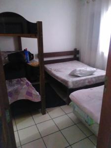 Habitación con cama, litera y mesa. en Paz, en Peruíbe 8 fotos más