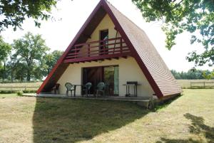 una pequeña casa con techo de gambrel en Domaine De La Tuillerie, en Chaillac