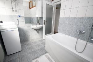 Kúpeľňa v ubytovaní City Center Accommodation + 37 fotografií