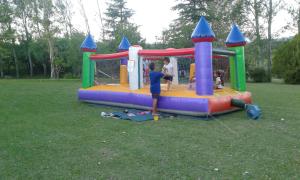 Ein Junge spielt auf einem Spielplatz in einem Park. in der Unterkunft Casa de campo La Querencia in Villa Cura Brochero