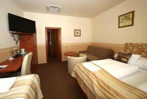 Łóżko lub łóżka w pokoju w obiekcie Hotel Roudna
